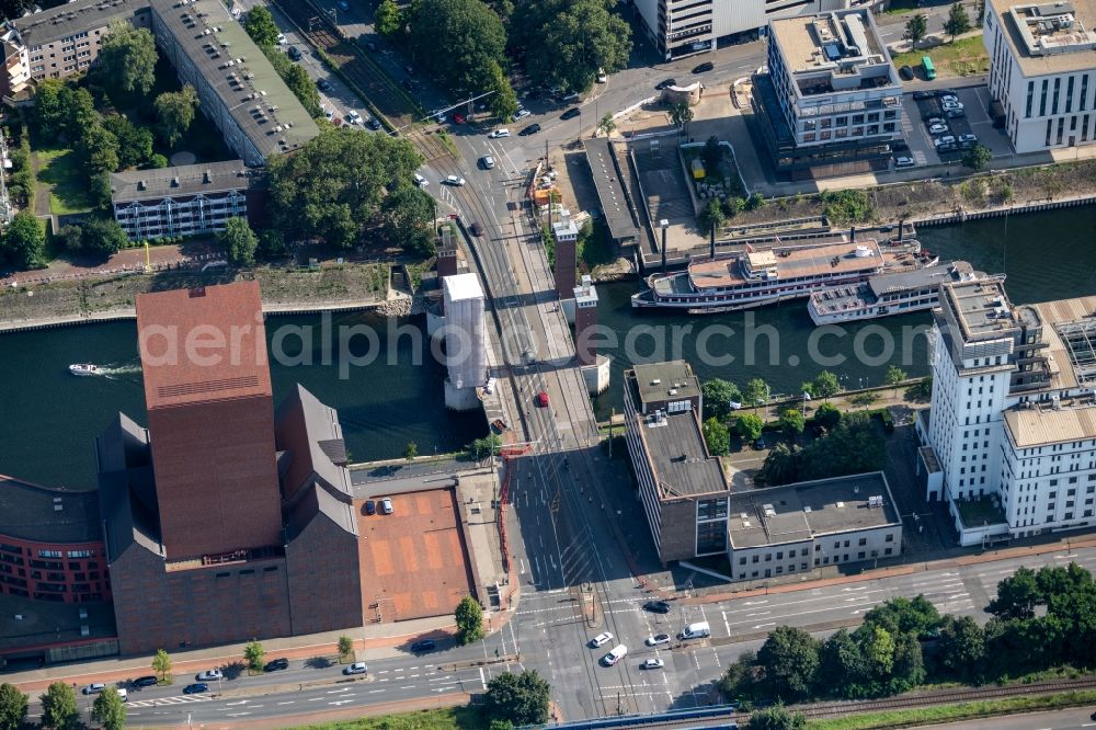 Aerial image Duisburg - Bridge structure - Schwanentorbruecke over the Inner Harbor Canal in the district Kasslerfeld in Duisburg in the Ruhr area in the state of North Rhine-Westphalia