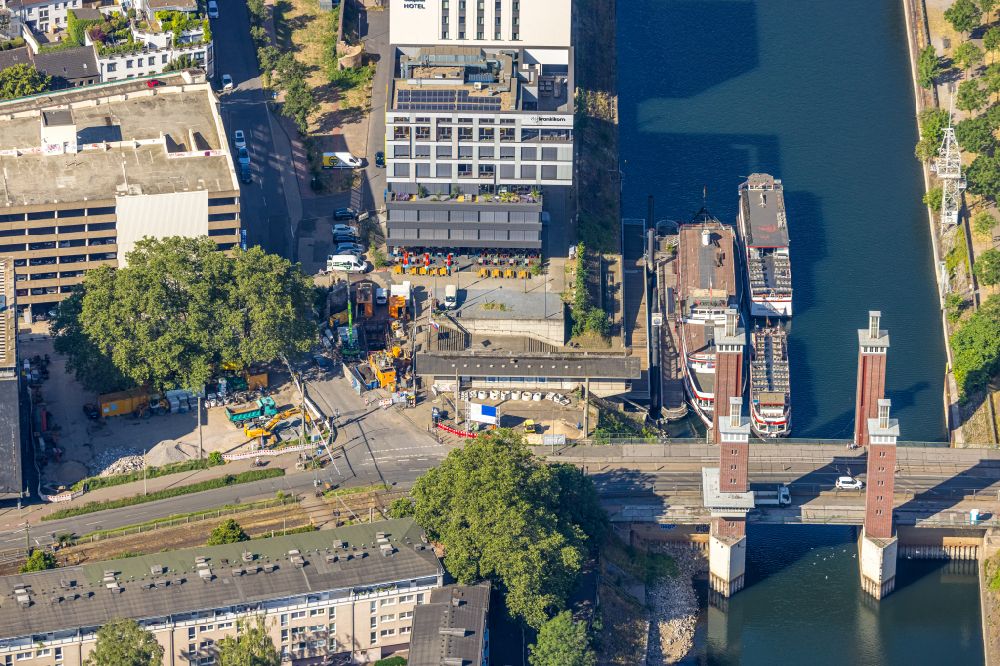 Aerial photograph Duisburg - Bridge structure Schwanentorbruecke over the inner harbor canal on Schwanenstrasse in the district of Kasslerfeld in Duisburg in the Ruhr area in the state of North Rhine-Westphalia, Germany