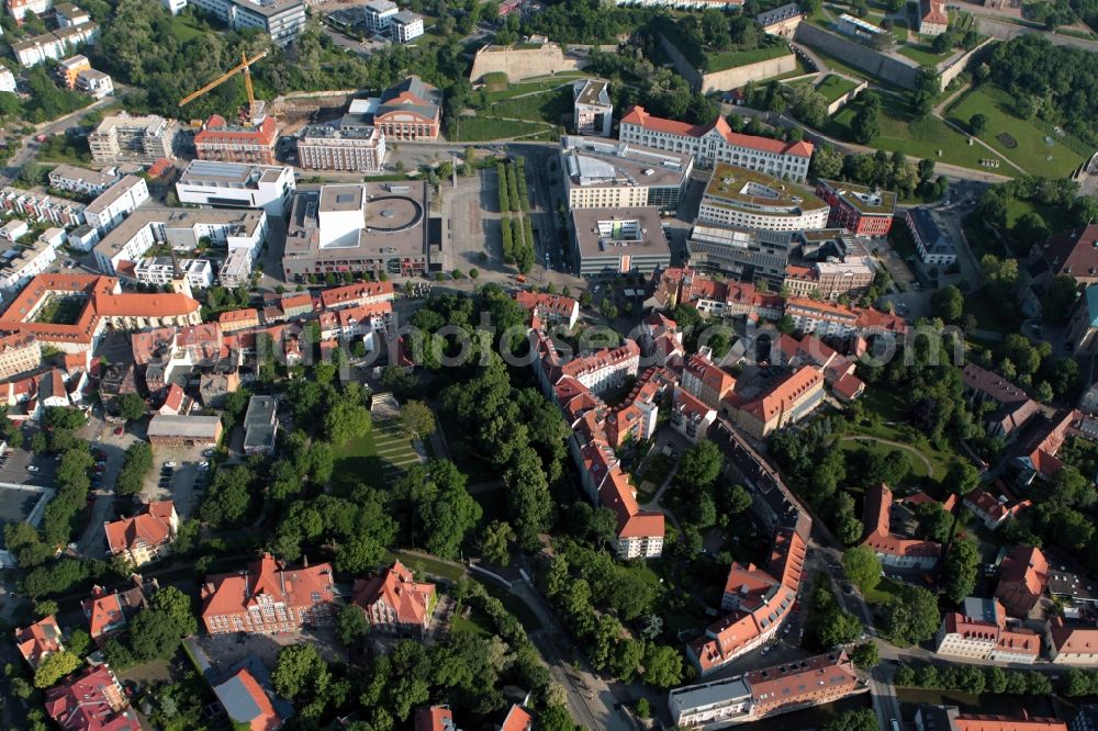 Aerial photograph Erfurt - Located next to the Old Town of Erfurt in Thuringia, at the foot of the citadel Petersberg begins Bruehlervorstadt. At the Theatre Square 5star hotel Pullman Erfurt am Dom were newly built and the Theater Erfurt. Before Bastion Kilian an office building in the former Prussian gun factory is housed. At the Martinsgasse is the striking Gothic building of St. Martin's Church with the buildings of the former Cistercian monastery, which are now used as a residence. At the Hermann Square, the Gera flows in a great arc through the residential area. Before Bruehler garden we see the Queen Louise School Erfurt