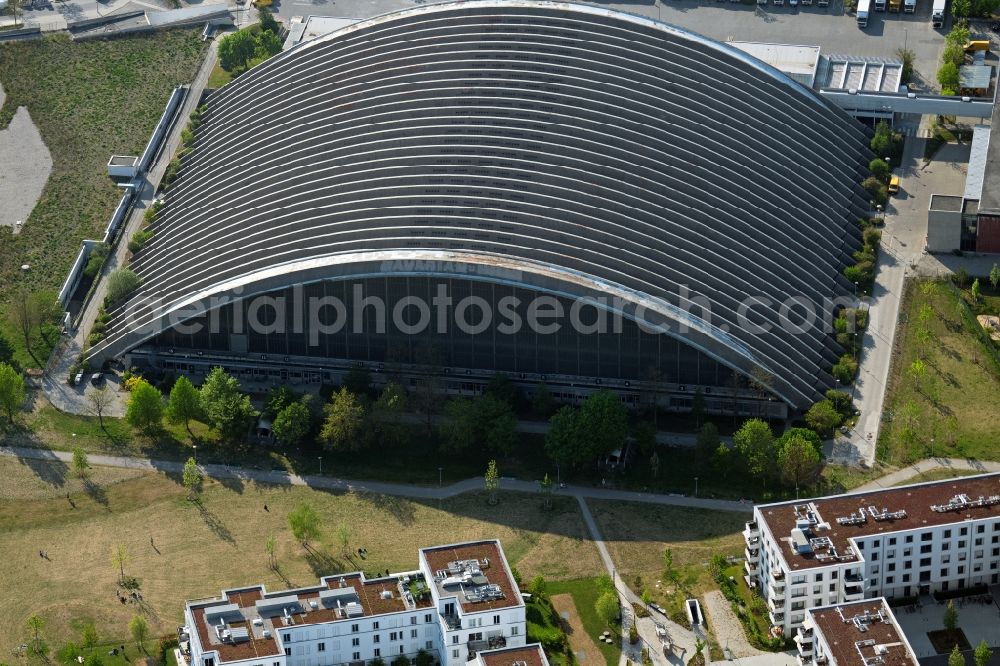 Aerial photograph München - Briefsortierzentrum with former parcel post office in Munich state of Bavaria. Built in the sixties, the hall on the Friedenheimer Bridge was the largest cantilevered precast concrete hall in the world