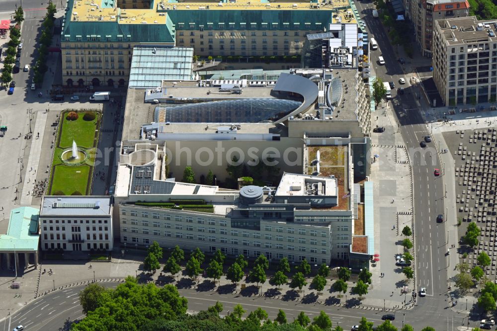 Aerial photograph Berlin - British and American Embassy, Academy of Arts, Hotel Adlon on Pariser Platz in Berlin-Mitte