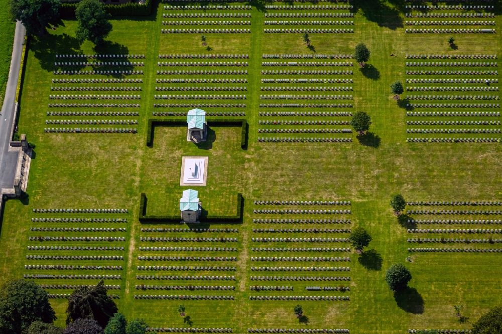 Kamp-Lintfort from the bird's eye view: British military cemetery Kamp-Lintfort in the state of North Rhine-Westphalia