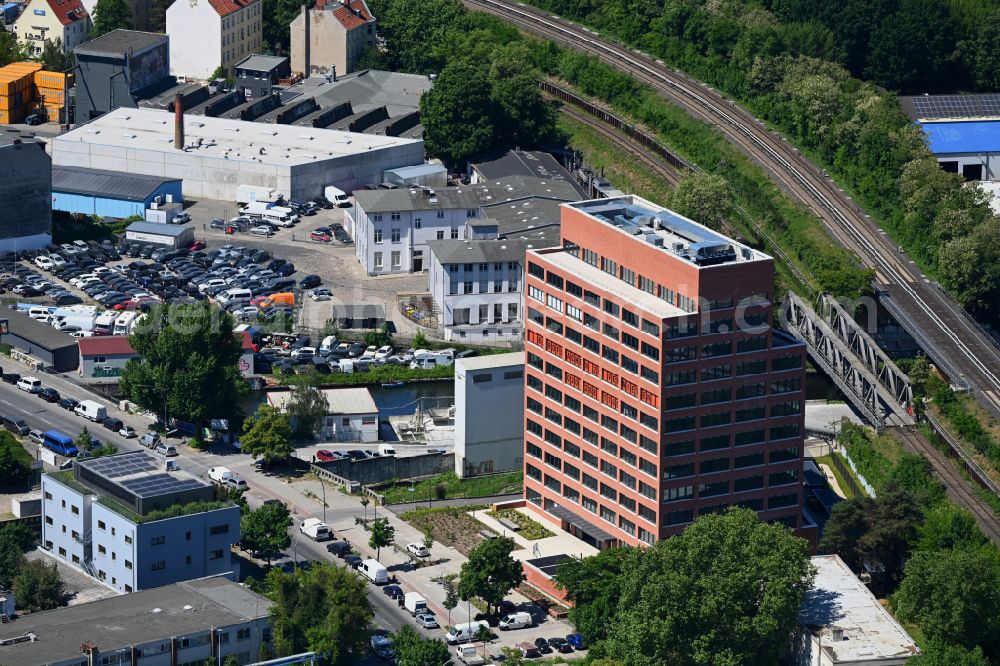 Aerial photograph Berlin - Office and commercial building N9 Hohe Neun on Neukoellnische Allee in the development area Neue Ufer in the Neukoelln district of Berlin, Germany
