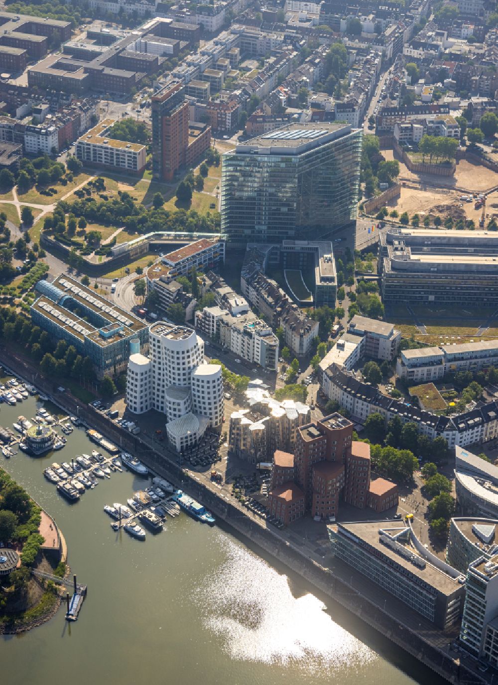 Aerial image Düsseldorf - Office building - Ensemble Am Handelshafen in the district Unterbilk in Duesseldorf at Ruhrgebiet in the state North Rhine-Westphalia, Germany