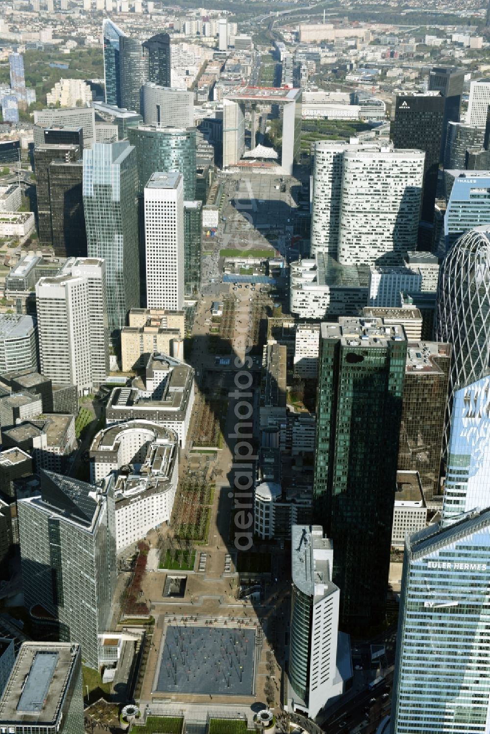Aerial photograph Paris Puteaux - Block of office and hotel highrise buildings in the quarter La Défense in Paris in Ile-de-France, France. Grande Arche is located in the background