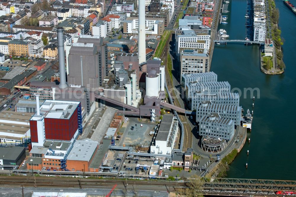 Aerial photograph Frankfurt am Main - Office building - Ensemble Westhafen Pier on Rotfeder-Ring in the district Gutleutviertel in Frankfurt in the state Hesse, Germany