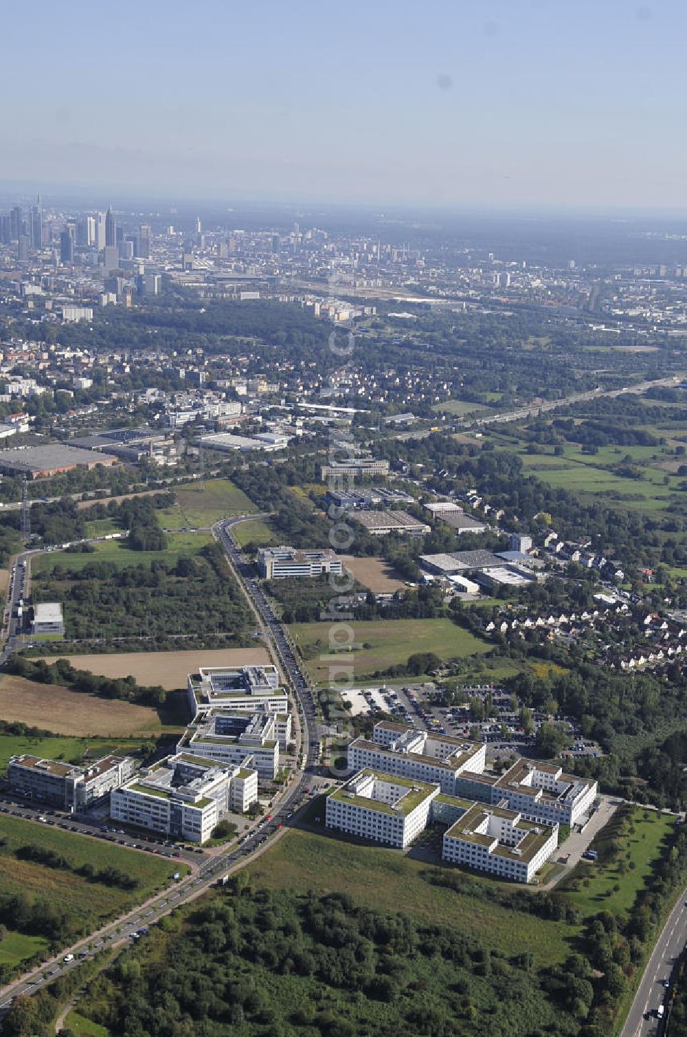 Aerial image Frankfurt am Main - Blick auf das Büro- und Geschäftshausareal an der Wilhem-Fey-Strasse / Flurscheideweg am Eschborner Dreieck im Stadtteil Sossenheim. Ein Projekt der UniCredit Group - vormals HVB Immobilien.