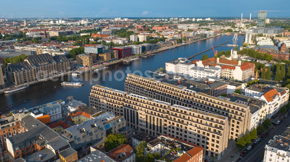 Aerial photograph Berlin - Office and commercial building CUVRY CAMPUS on Cuvrystrasse - Schlesische Strasse in the district Kreuzberg in Berlin, Germany