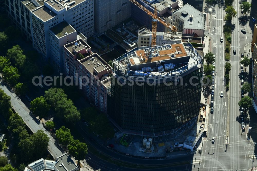 Berlin from the bird's eye view: Construction site to build a new office and commercial building on Budapester Strasse corner Kurfuerstenstrasse on place Olof-Palme-Platz in the district Tiergarten in Berlin, Germany