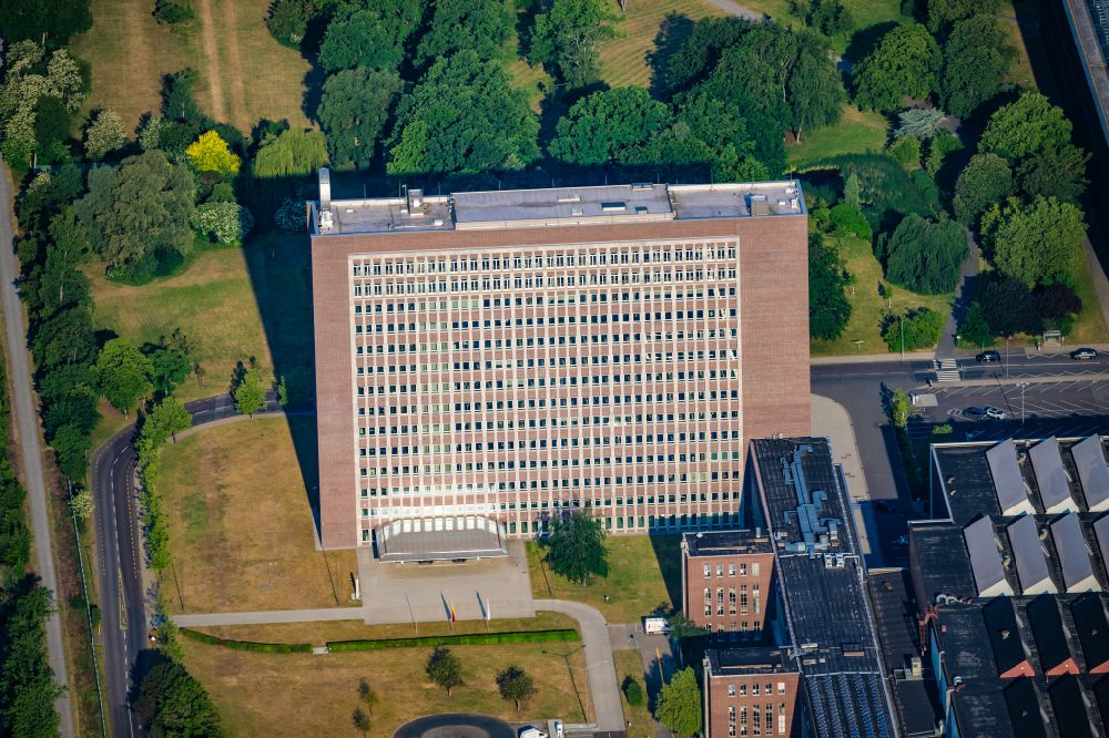 Aerial photograph Wolfsburg - Office and corporate administration high-rise building Markenhochhaus from VW Volkswagen in Wolfsburg in the state Lower Saxony, Germany