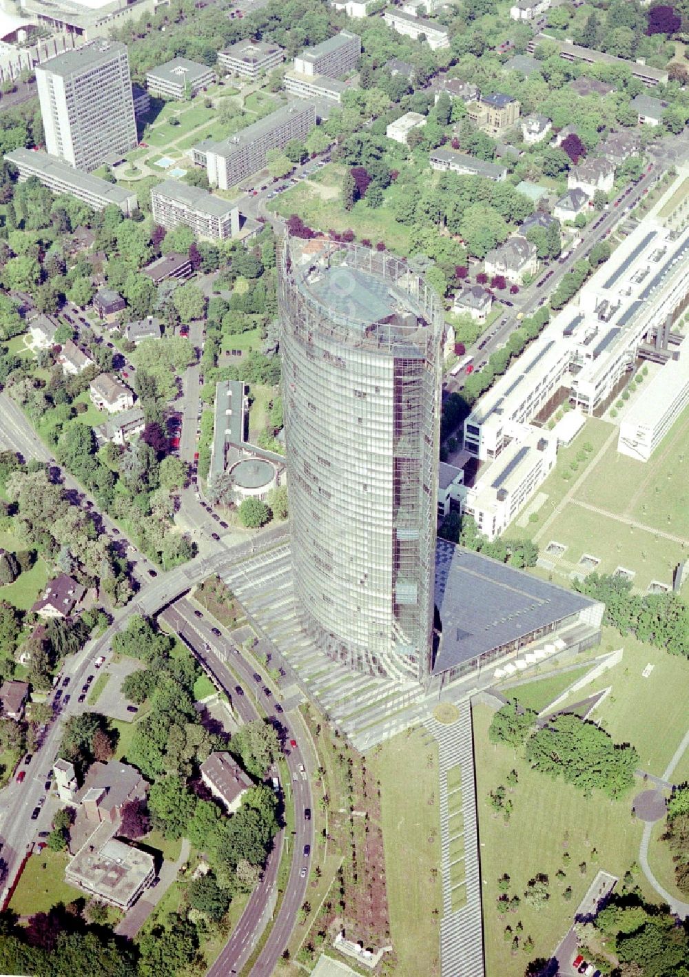 Bonn from the bird's eye view: Office and corporate management high-rise building Post Tower on Charles-de-Gaulle-Strasse in the district Gronau in Bonn in the state North Rhine-Westphalia, Germany