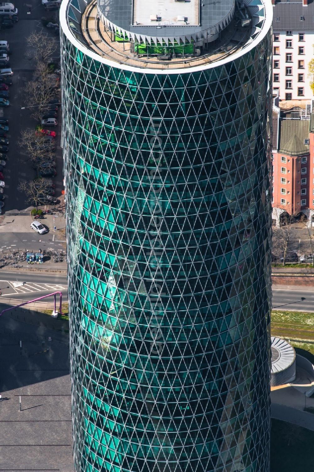 Aerial photograph Frankfurt am Main - Office and corporate management high-rise building WesthafenTower on place Westhafenplatz in the district Gutleutviertel in Frankfurt in the state Hesse, Germany
