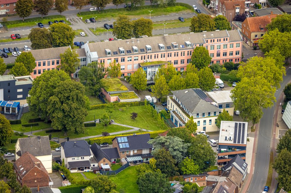 Aerial photograph Ahlen - Office building of the administration and commercial building on Rottmannstrasse in the city center district in Ahlen in the state North Rhine-Westphalia, Germany