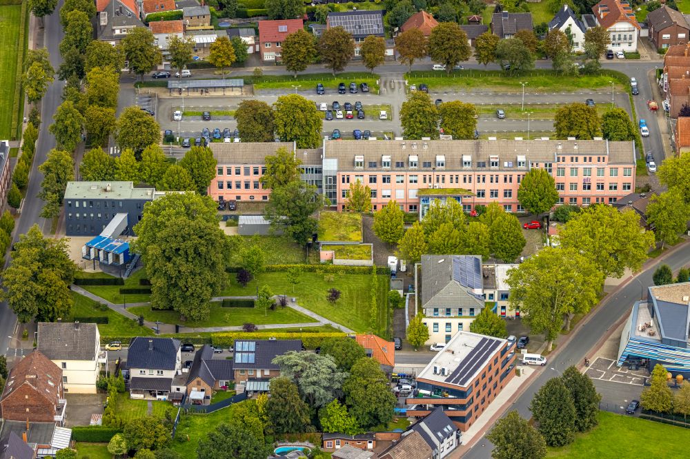Ahlen from the bird's eye view: Office building of the administration and commercial building on Rottmannstrasse in the city center district in Ahlen in the state North Rhine-Westphalia, Germany