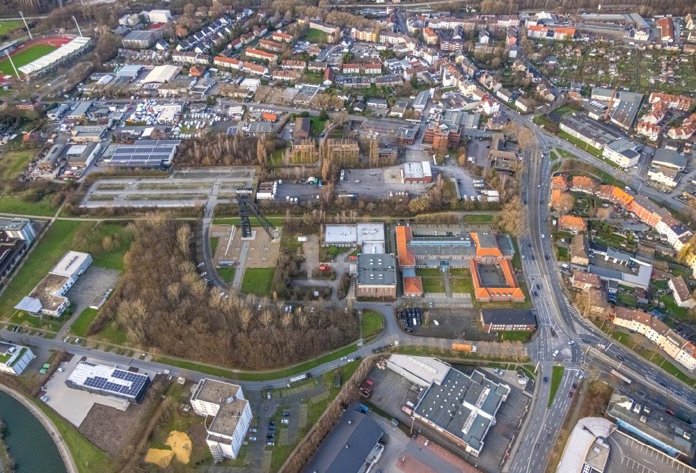 Aerial photograph Bochum - Office building of Technologie- and Gruenofzentrum Wattenscheid in the Lyrenstrasse overlooking the headframe Zeche Holland in Bochum in the state North Rhine-Westphalia, Germany