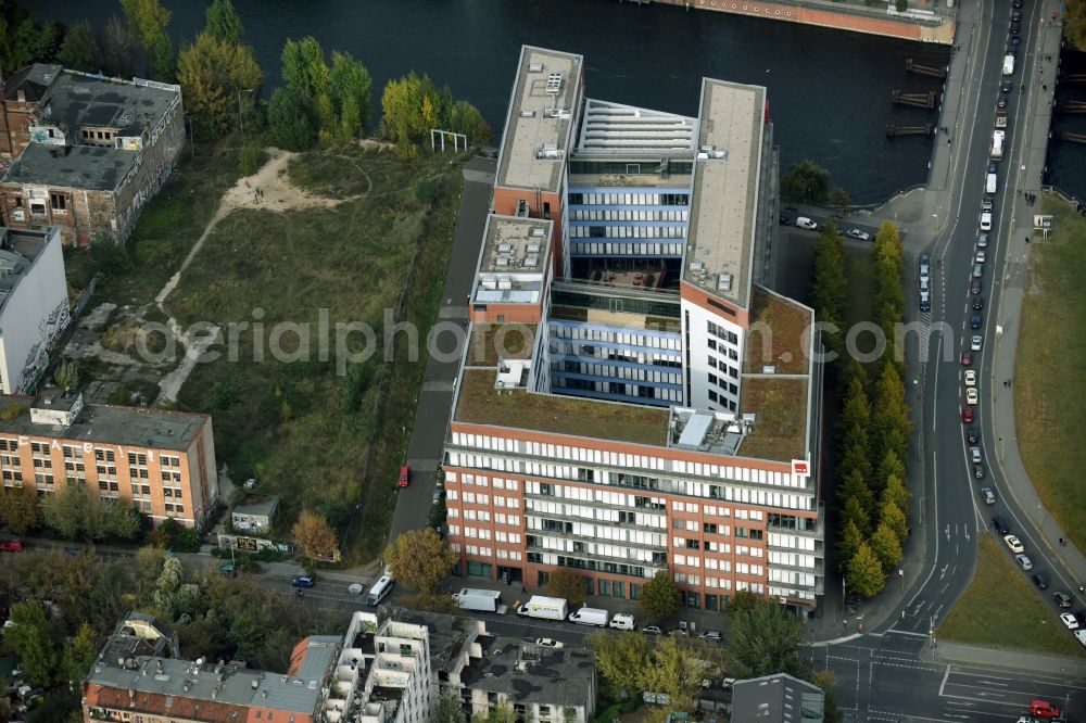 Aerial image Berlin - Office building ver.di Landesbezirk Berlin-Brandenburg on Koepenicker Strasse - Paula-Thiede-Ufer in Berlin, Germany