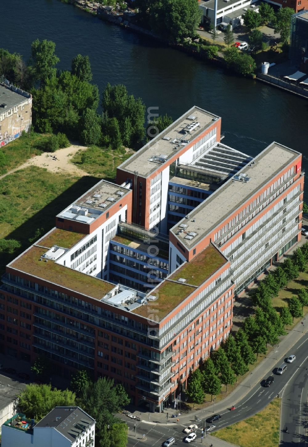 Aerial photograph Berlin - Office building ver.di Landesbezirk Berlin-Brandenburg on Koepenicker Strasse - Paula-Thiede-Ufer in Berlin, Germany