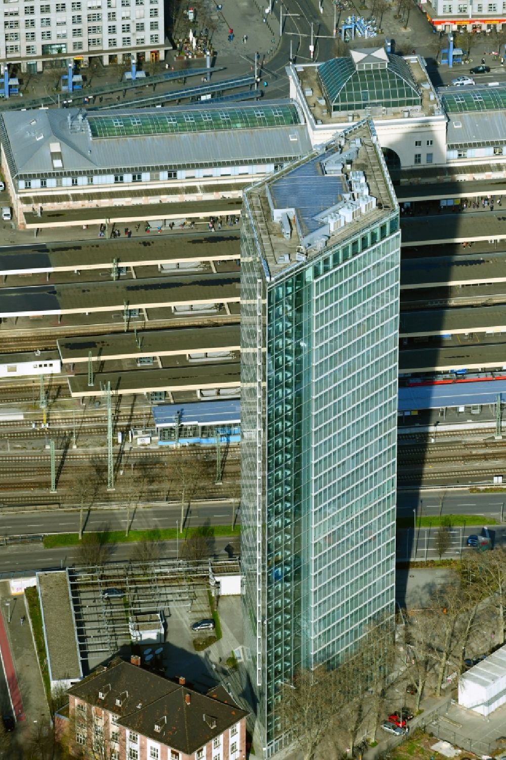 Mannheim from the bird's eye view: Office building Victoria Turm in the district Lindenhof in Mannheim in the state Baden-Wurttemberg, Germany