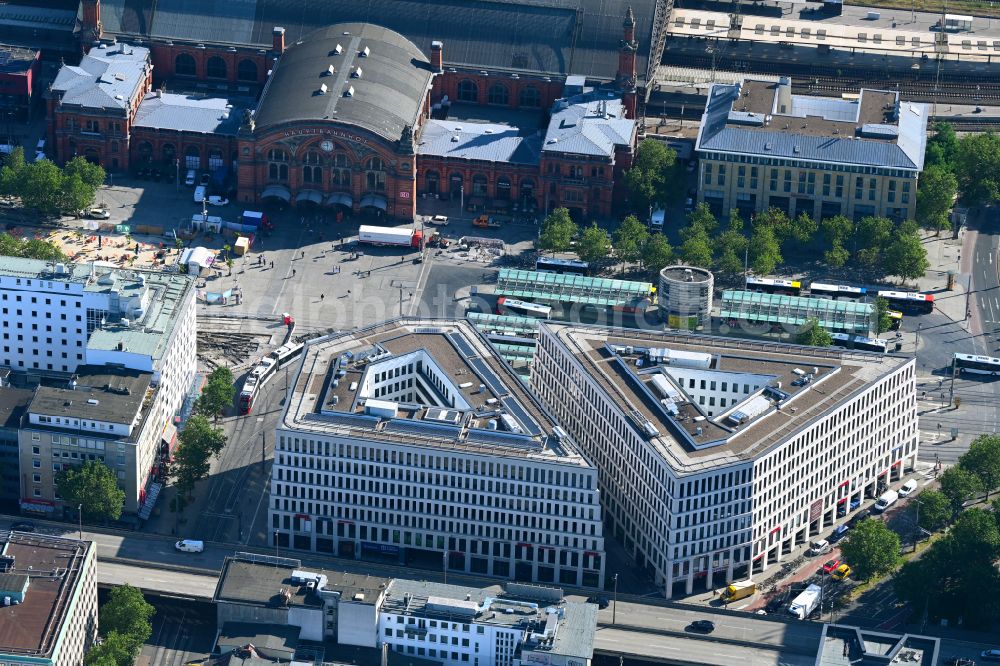 Bremen from the bird's eye view: Office building of the administration and commercial building City Gate on Bahnhofstrasse - corner Herdentorsteinweg - Bahnhofsplatz in the district Mitte in Bremen, Germany