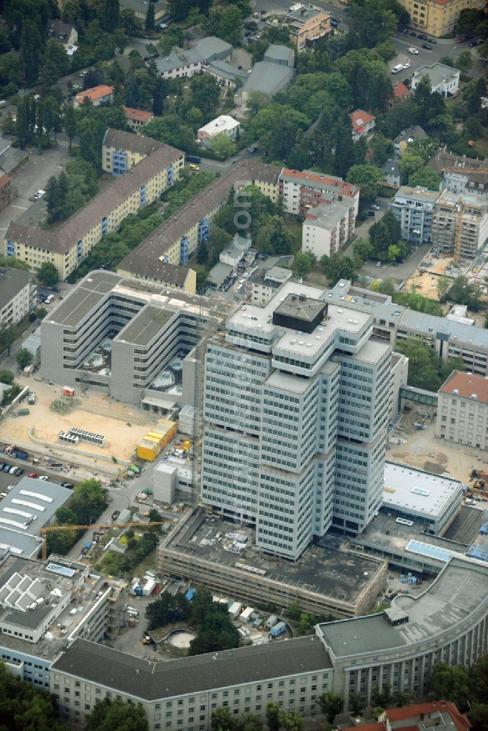 Berlin from the bird's eye view: Office high rise of the Deutsche Rentenversicherung (annuity insurance company) in the Halensee part of the district of Charlottenburg-Wilmersdorf in Berlin in Germany. The office building was built in the 1970s. Construction and renovation works are taking place at the tower on Hohenzollerndamm