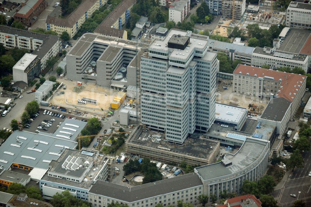 Aerial image Berlin - Office high rise of the Deutsche Rentenversicherung (annuity insurance company) in the Halensee part of the district of Charlottenburg-Wilmersdorf in Berlin in Germany. The office building was built in the 1970s. Construction and renovation works are taking place at the tower on Hohenzollerndamm