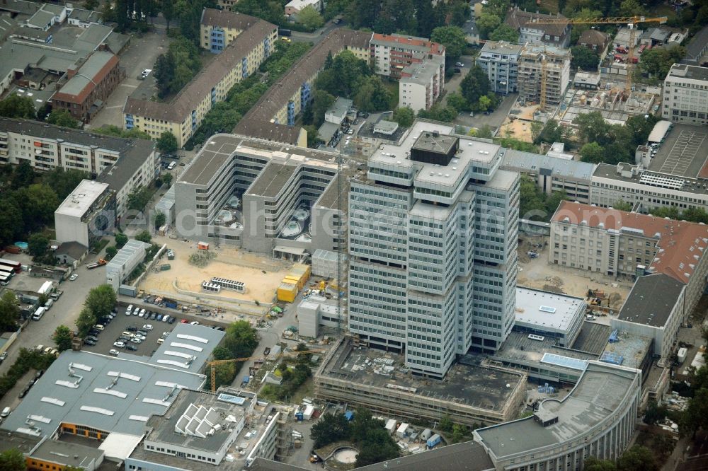Aerial photograph Berlin - Office high rise of the Deutsche Rentenversicherung (annuity insurance company) in the Halensee part of the district of Charlottenburg-Wilmersdorf in Berlin in Germany. The office building was built in the 1970s. Construction and renovation works are taking place at the tower on Hohenzollerndamm