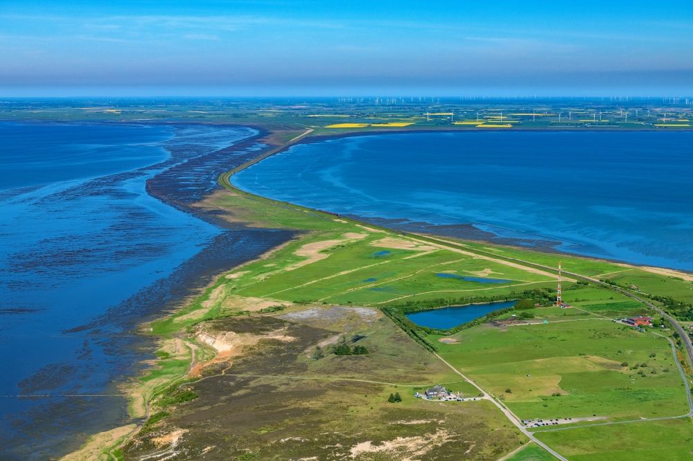 Sylt from the bird's eye view: Bay along the sea coast Morsumer Kliff in Morsum with a view of the Hindenburgdamm on Sylt in the state Schleswig-Holstein, Germany