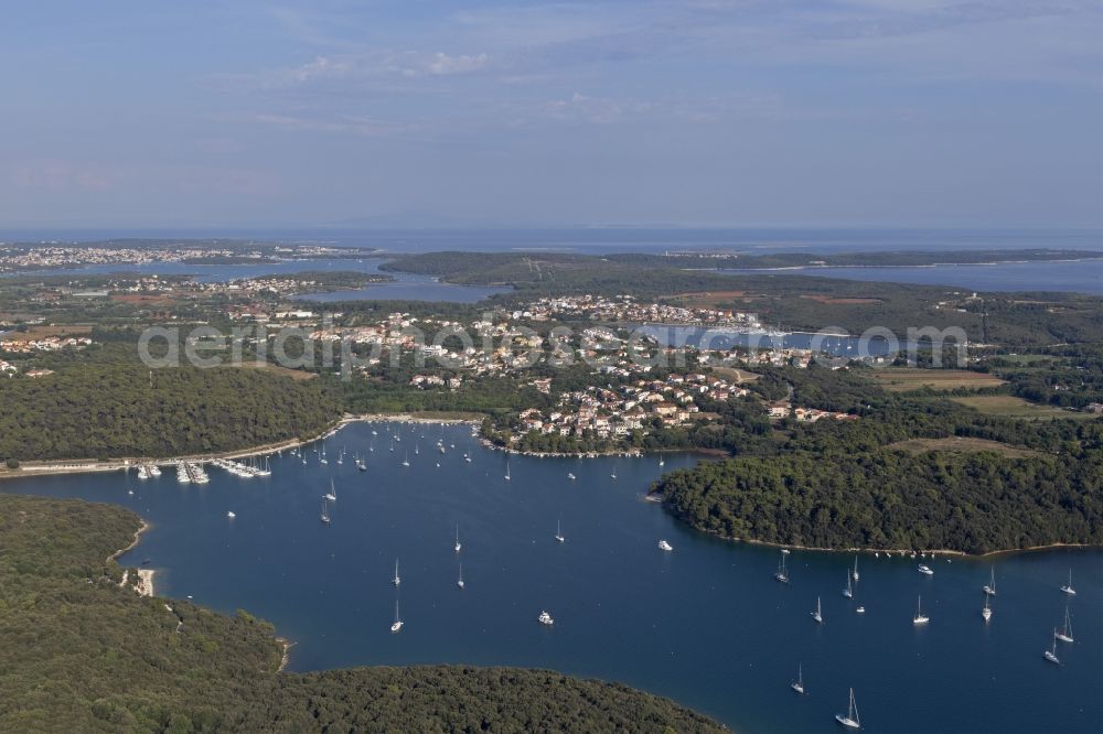 Aerial photograph Banjole - Water surface at the bay along the sea coast Uvala Soline in Banjole in Istrien - Istarska zupanija, Croatia