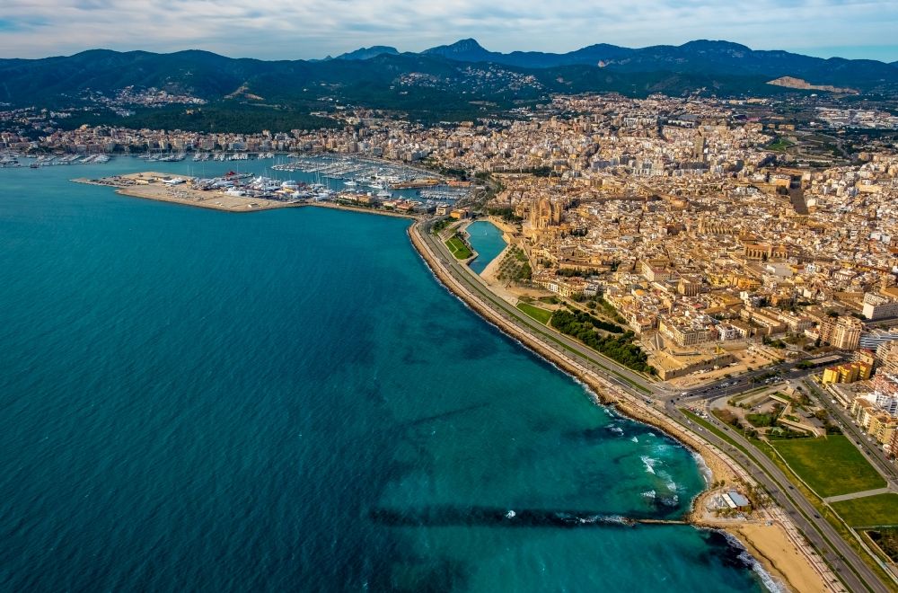 Aerial photograph Palma - Water surface at a bay along the marine coast Punta des Gas along the Avenida de Gabriel Roca in the district Llevant de Palma District with the port in the background in Palma in Balearic island Mallorca, Spain