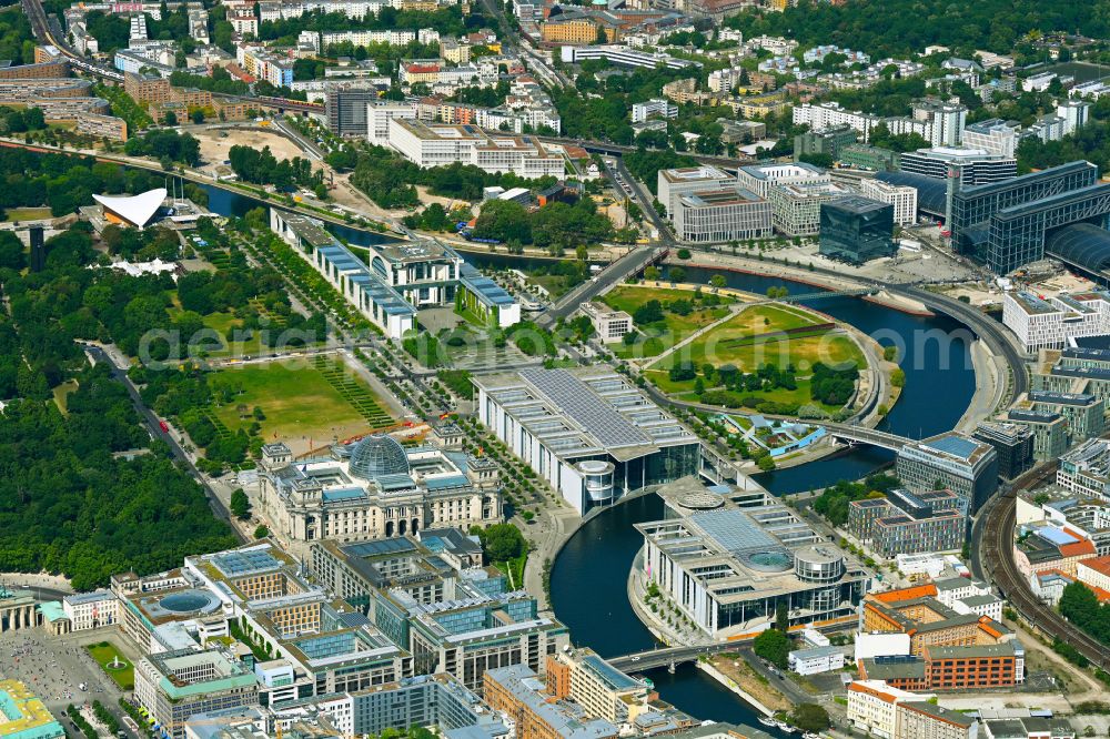 Aerial photograph Berlin - Tourism attraction and sight Federal Chancellery with the Paul Loebe House and Reichstag on the bank of the river Spree - Spreebogen in the district Government Quarter in Berlin, Germany