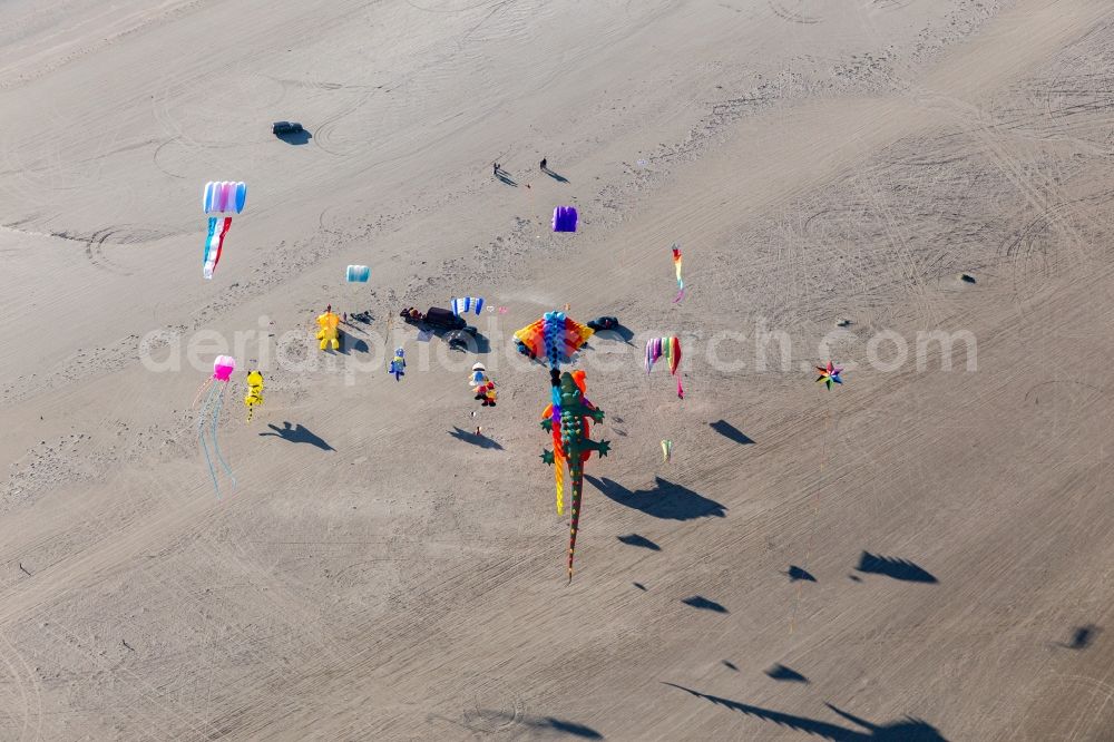 Aerial photograph Fanö - Coulourful Kites over the Beach along the West coast of Northsea island in Fanoe in, Denmark