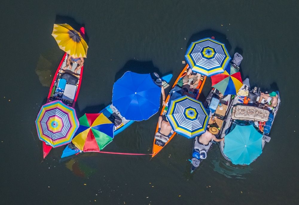 Aerial photograph Dorsten - Colorful picnic under parasols in boats on the water wall on the Lippe in the district of Hervest in Dorsten in the state North Rhine-Westphalia, Germany