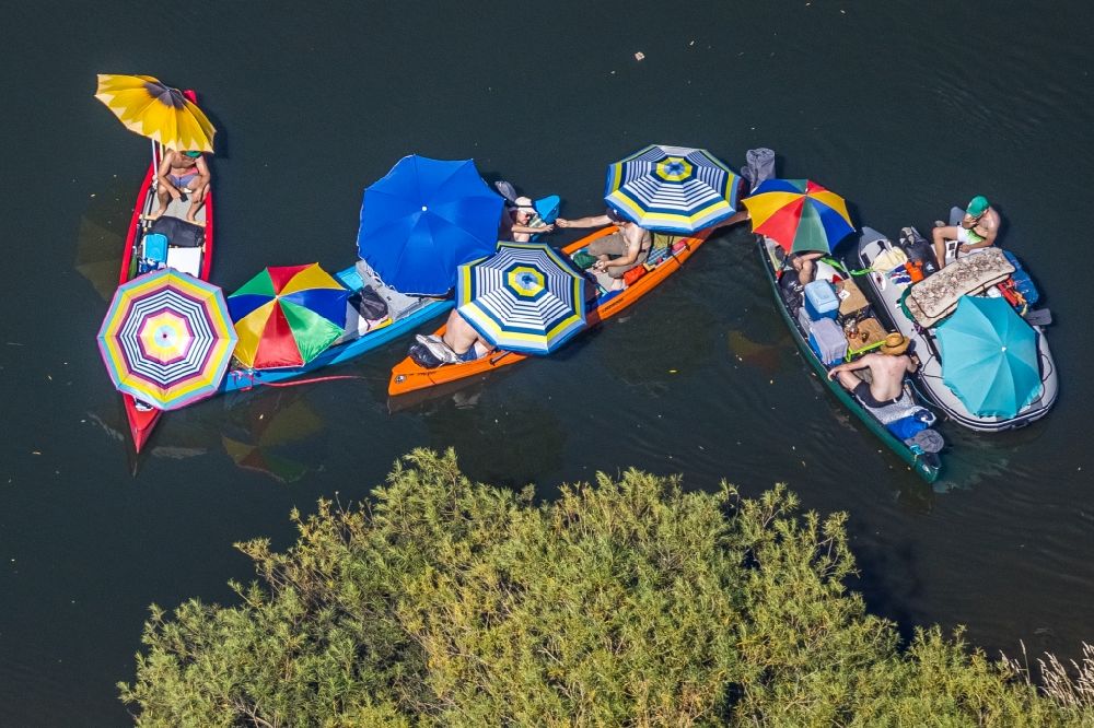 Dorsten from the bird's eye view: Colorful picnic under parasols in boats on the water wall on the Lippe in the district of Hervest in Dorsten in the state North Rhine-Westphalia, Germany