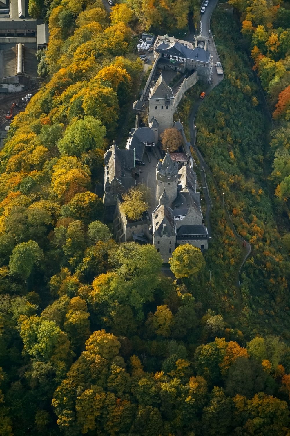 Aerial image Altena - Burg Altena in Altena in the Sauerland in North Rhine-Westphalia NRW. It was built in the 12th Century and was established as the first permanent youth hostel of the world in 1912