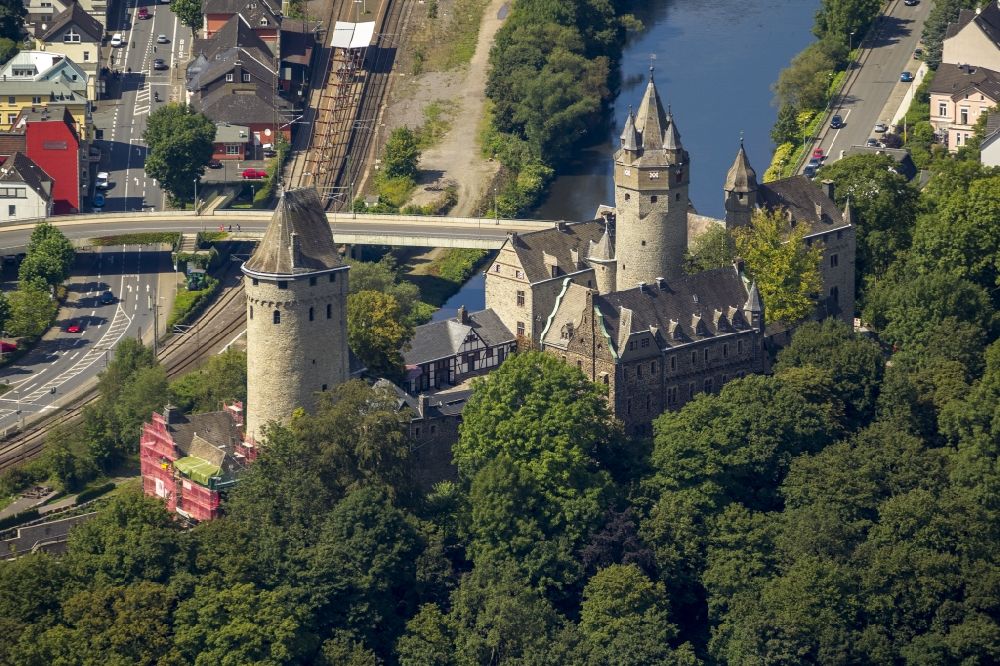 Aerial photograph Altena - Burg Altena in Altena in the Sauerland in North Rhine-Westphalia NRW. It was built in the 12th Century and was established as the first permanent youth hostel of the world in 1912
