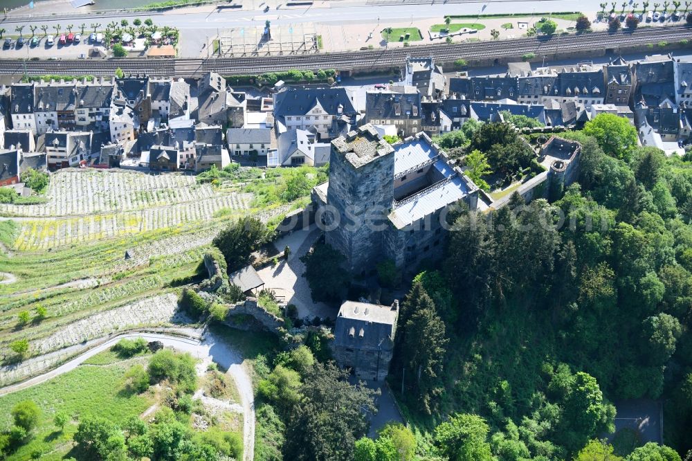 Kaub from the bird's eye view: Castle of the fortress Burg Gutenfels on Schlossweg in Kaub in the state Rhineland-Palatinate, Germany