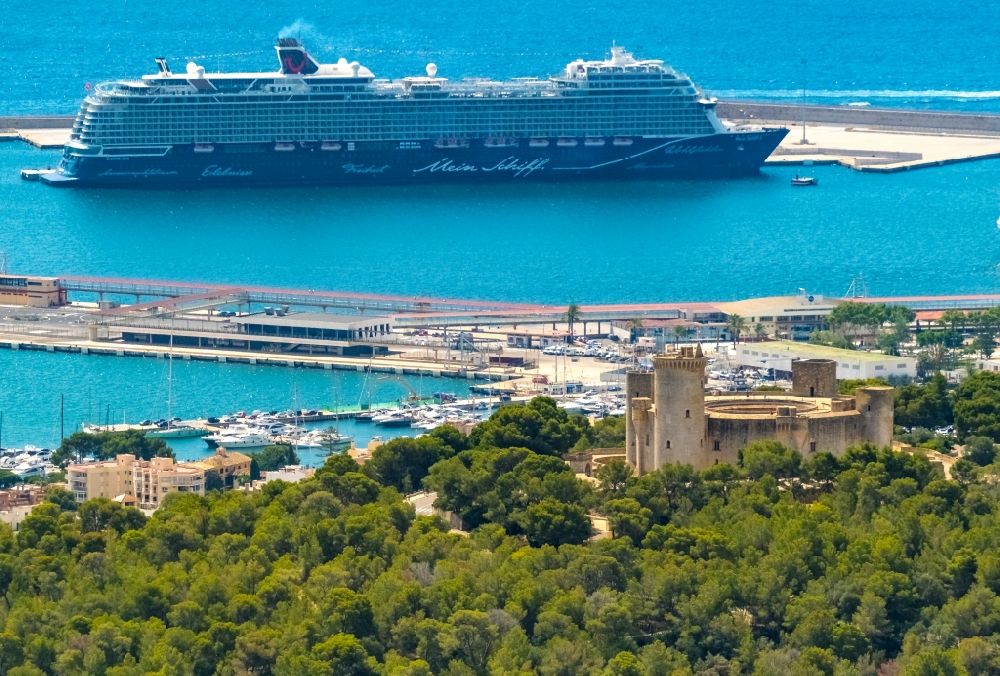 Palma from the bird's eye view: Castle of the fortress overlooking a cruise ship at the port Castell de Bellver on Carrer Castell de Bellver - Carrer Camilo Jose Cela in the district Ponent in Palma in Balearische Insel Mallorca, Spain