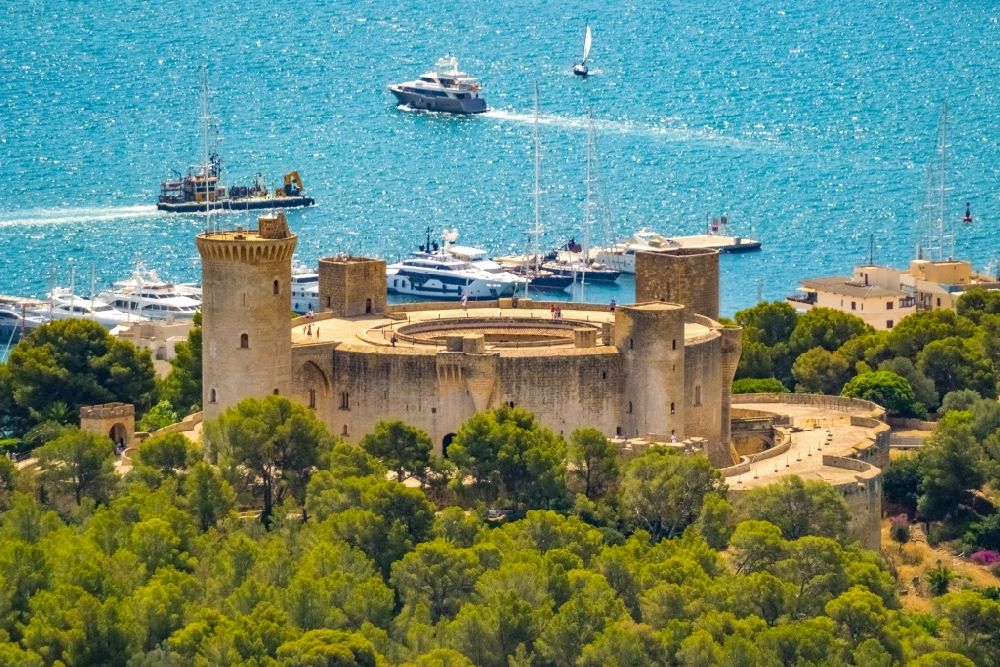Aerial photograph Palma - Castle of the fortress Castell de Bellver on Carrer Castell de Bellver - Carrer Camilo Jose Cela overlooking the local port in the district Ponent in Palma in Balearische Insel Mallorca, Spain