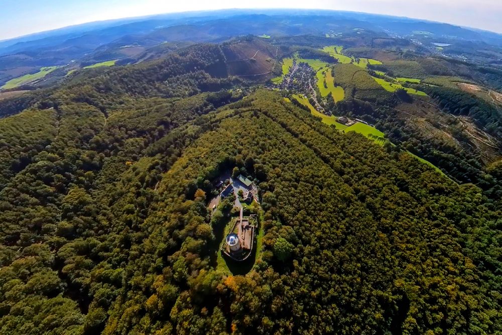 Aerial photograph Hilchenbach - Castle of the fortress Gingsburg in Hilchenbach in the state North Rhine-Westphalia, Germany