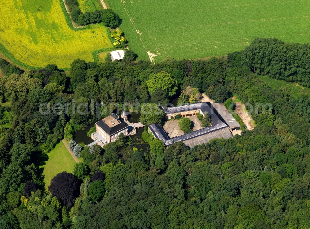 Aerial photograph Vettweiß - Fortress Gladbach in the Gladbach part of the county district of Vettweiß in the state of North Rhine-Westphalia. The fortress is located on the edge of th village in a forest on the creek Neffelbach. It was built in the 12th century and completely refurbished in the 1970s. It is Wolfgang Gerberely owned today and occupied by the owner