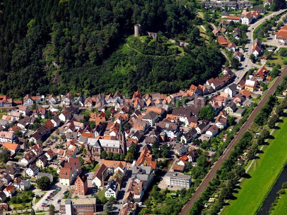 Hausach from the bird's eye view: Fortress Husen in the Kinzig Valley in Hausach in the state of Baden-Württemberg. The ruins and remains of the castle are located above the town in the valley of the river Kinzig in the Black Forest. The original high fortress has been on site since the 12th century. The fortress is owned by the town. The castle keep, tower and parts of the walls have been preserved
