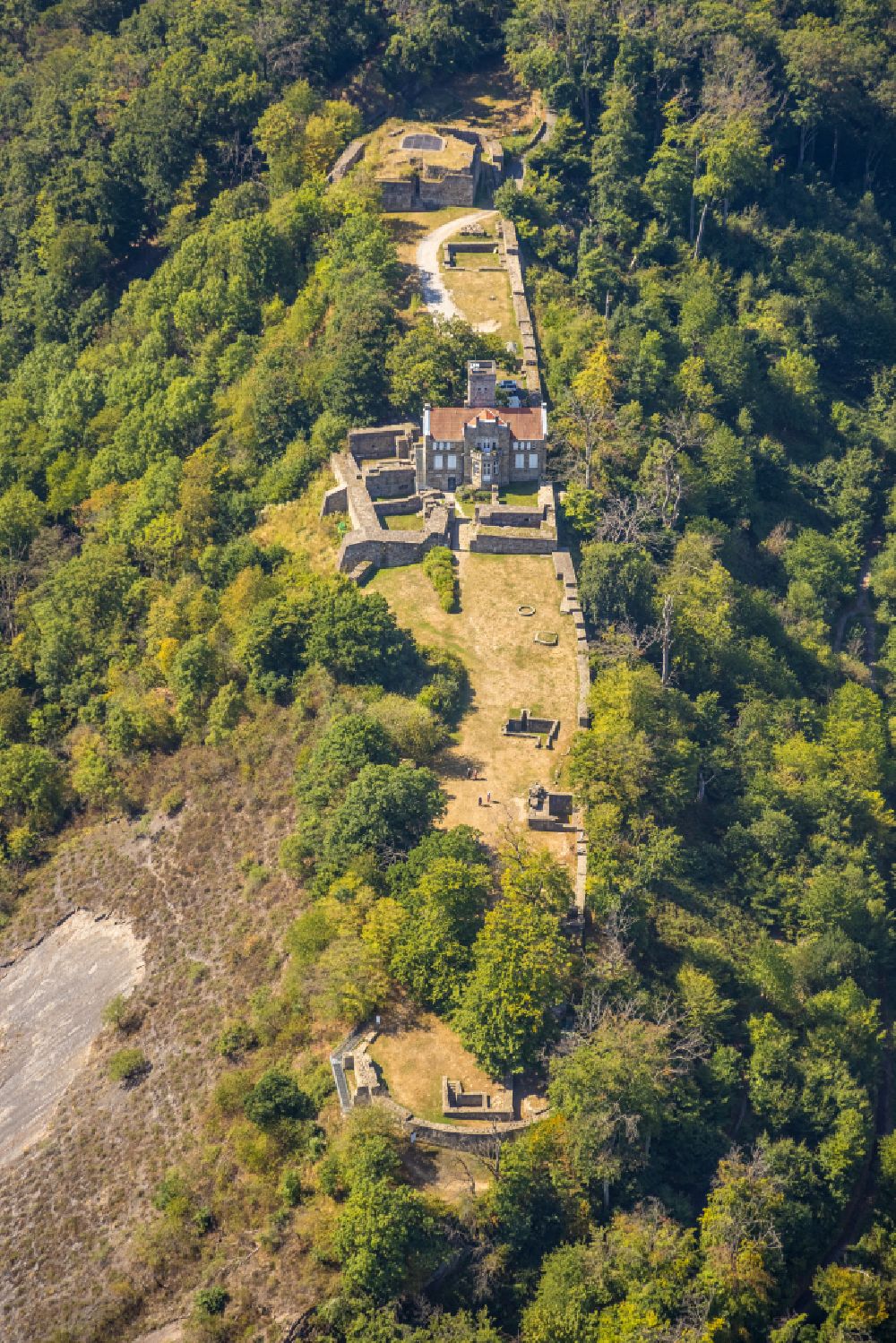 Aerial image Hattingen - Castle of the fortress Isenburg Am Isenberg in Hattingen in the state North Rhine-Westphalia, Germany