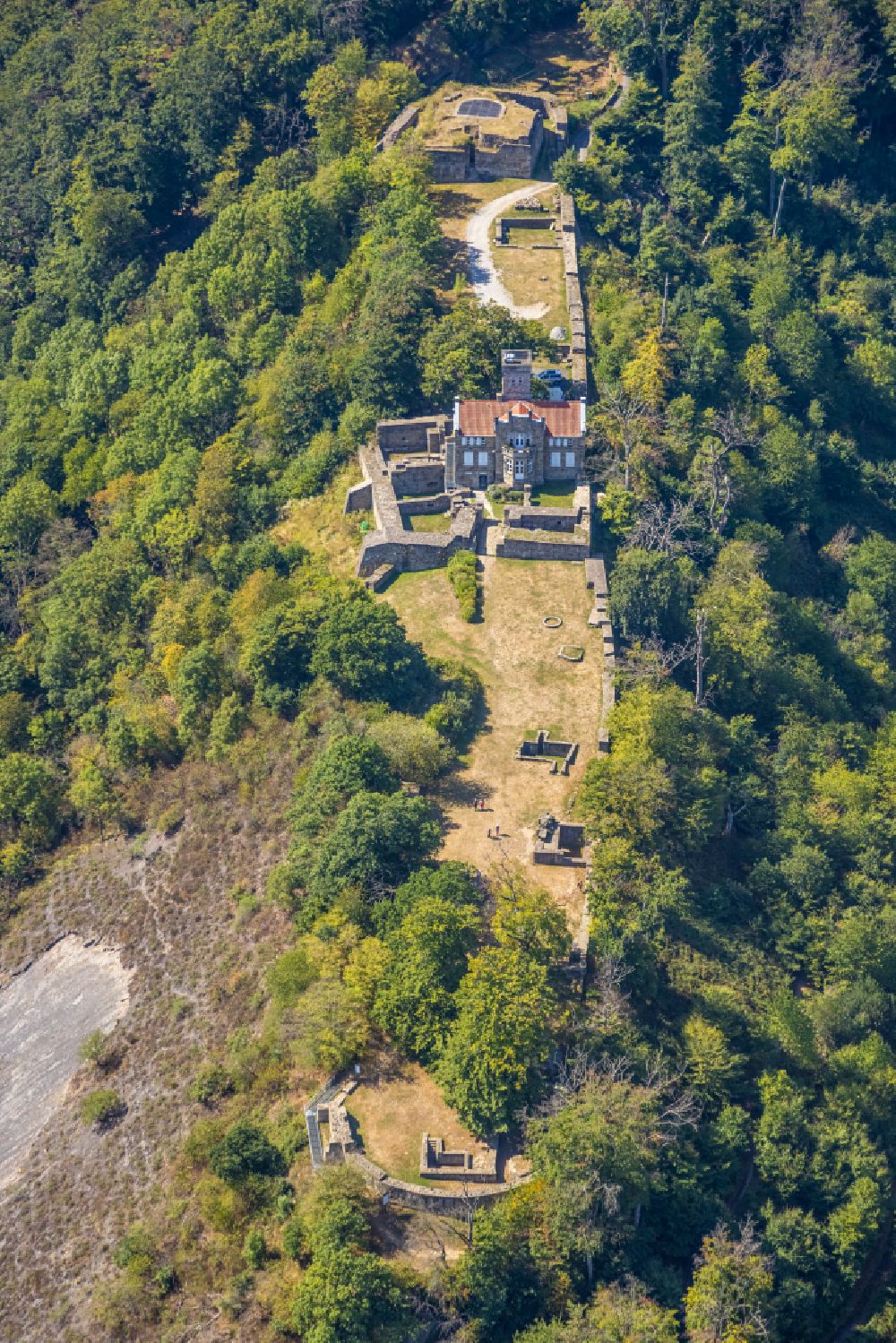 Aerial photograph Hattingen - Castle of the fortress Isenburg Am Isenberg in Hattingen in the state North Rhine-Westphalia, Germany