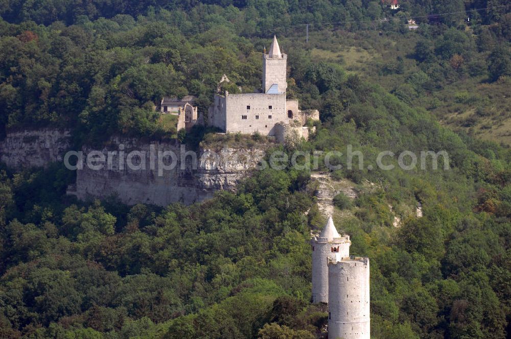 Aerial image Bad Kösen - Die Burg Saaleck (Hintergrund) diente mit der benachbarten Rudelsburg als sogenannte Sperrburg. Beide sind Teil der Straße der Romanik, welche durch Sachsen-Anhalt führt. Kontakt Burg Saaleck: Tel.: 034463-27745 Kontakt Rudelsburg: Tel.: 034463-27325