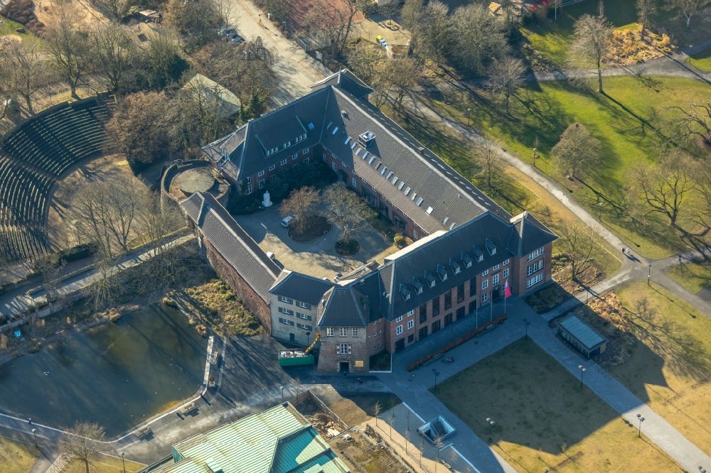 Dinslaken from the bird's eye view: Castle of the fortress Burg Dinslaken on Platz D'Agen in Dinslaken in the state North Rhine-Westphalia, Germany