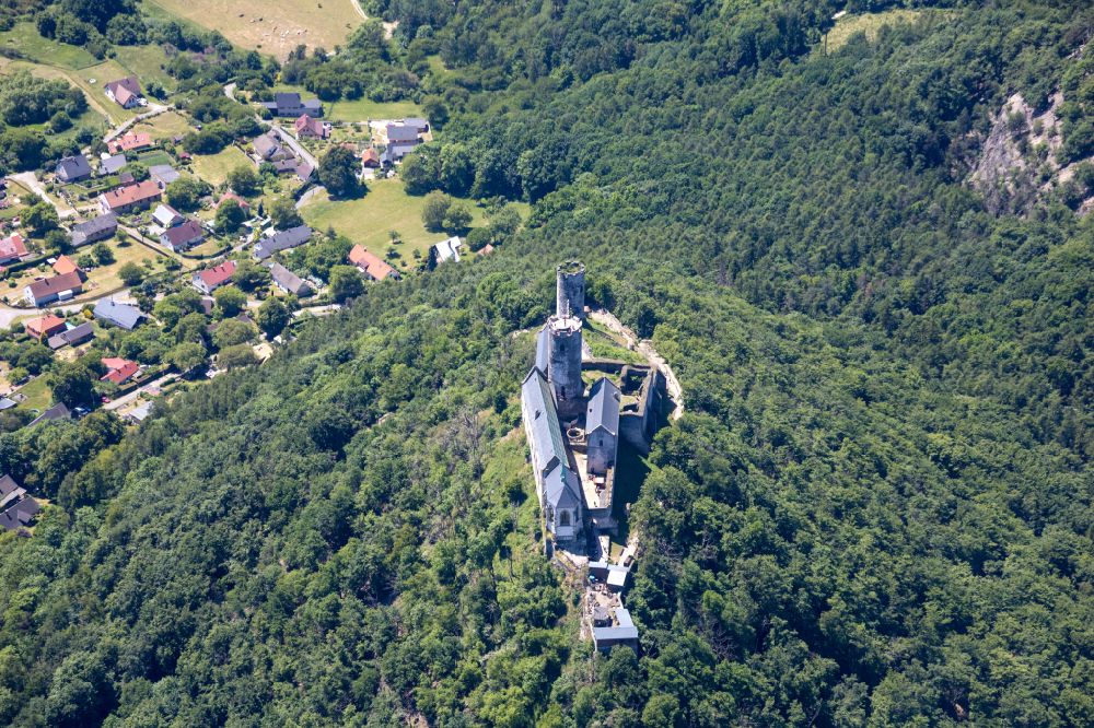 Bezdez - Bösig from the bird's eye view: Castle complex on the plateau the Gothic hilltop castle in Bezdez - Boesig in Liberecky kraj - Reichenberger Region, Czech Republic