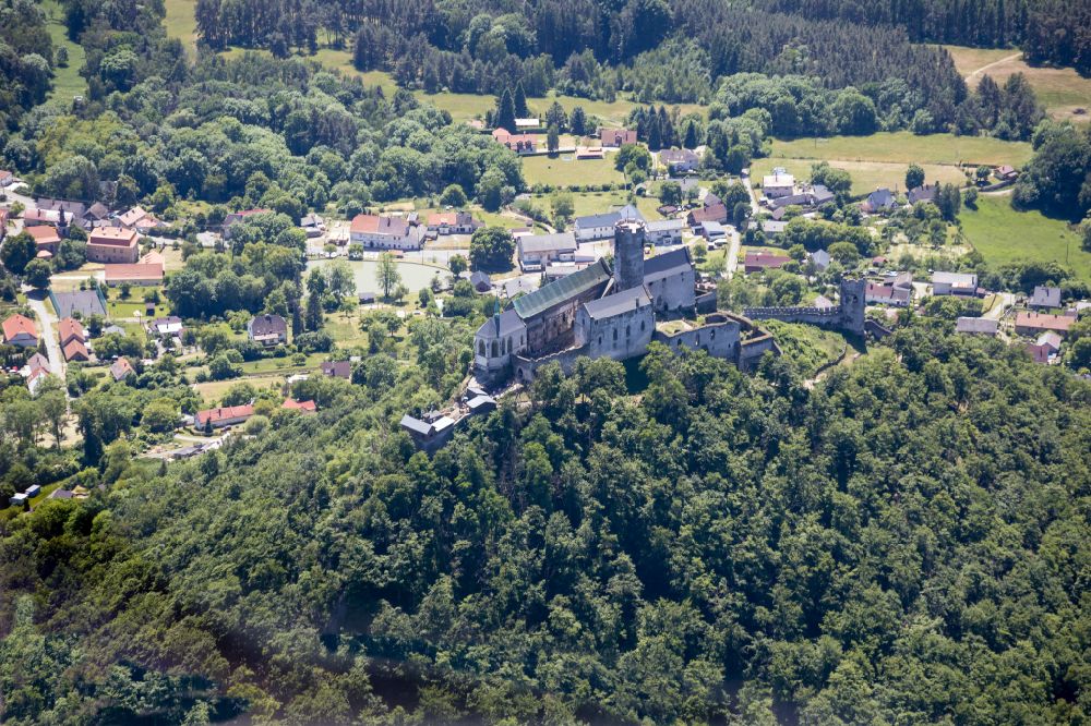 Aerial image Bezdez - Bösig - Castle complex on the plateau the Gothic hilltop castle in Bezdez - Boesig in Liberecky kraj - Reichenberger Region, Czech Republic