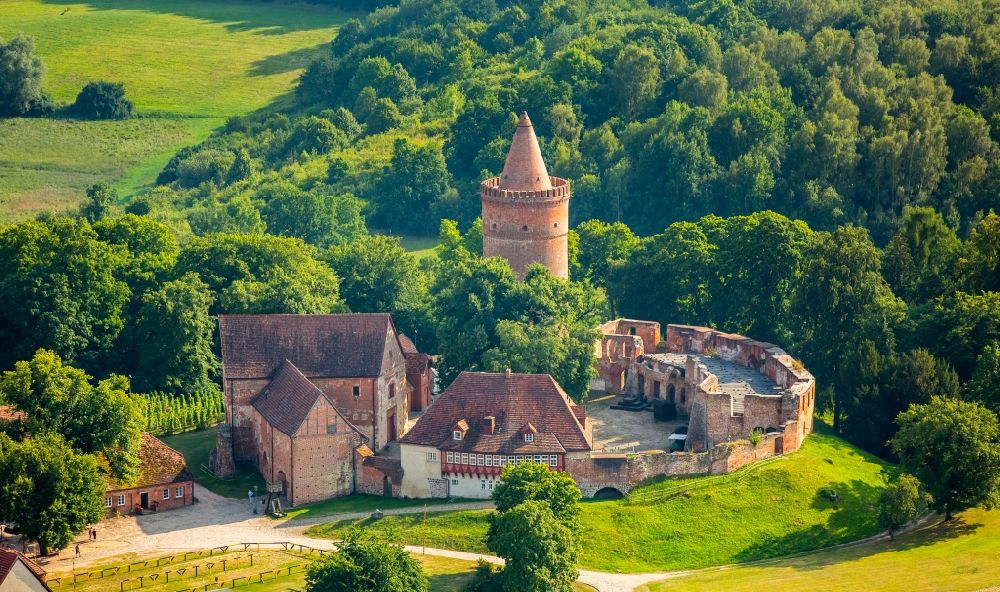 Aerial photograph Burg Stargard - Castle of the fortress Burg Stargard on Burgberg hill in Burg Stargard in the state of Mecklenburg - Western Pomerania. The premises consist of 11 buildings with the large castle keep