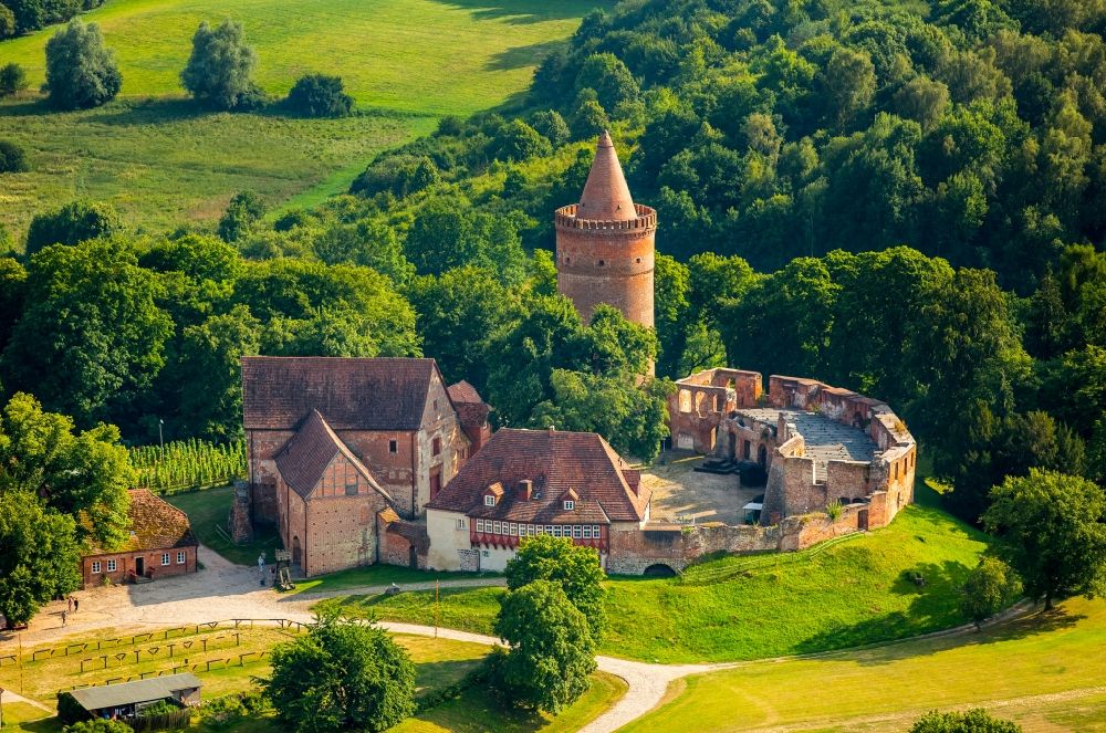Burg Stargard from the bird's eye view: Castle of the fortress Burg Stargard on Burgberg hill in Burg Stargard in the state of Mecklenburg - Western Pomerania. The premises consist of 11 buildings with the large castle keep