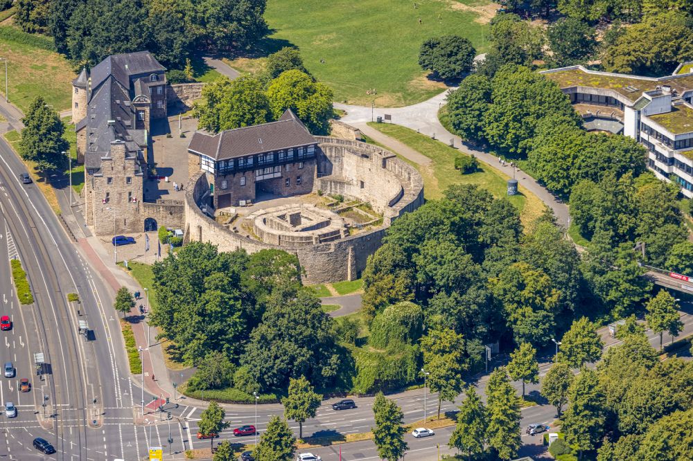 Aerial photograph Mülheim an der Ruhr - Castle complex of the Schloss Broich on the street Am Schloss Broich in Muelheim an der Ruhr in the state North Rhine-Westphalia, Germany